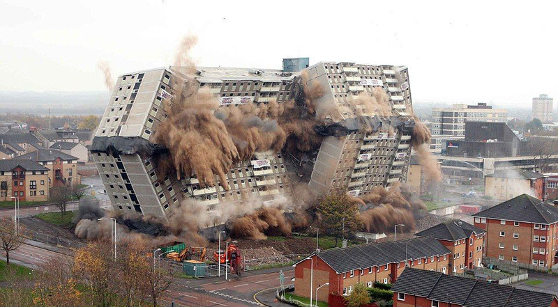 Illustration for article titled The Joy Of Watching Huge Buildings Implode